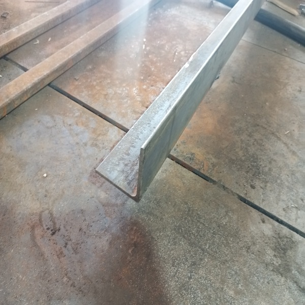 Уголок гнутый равнополочный стальной